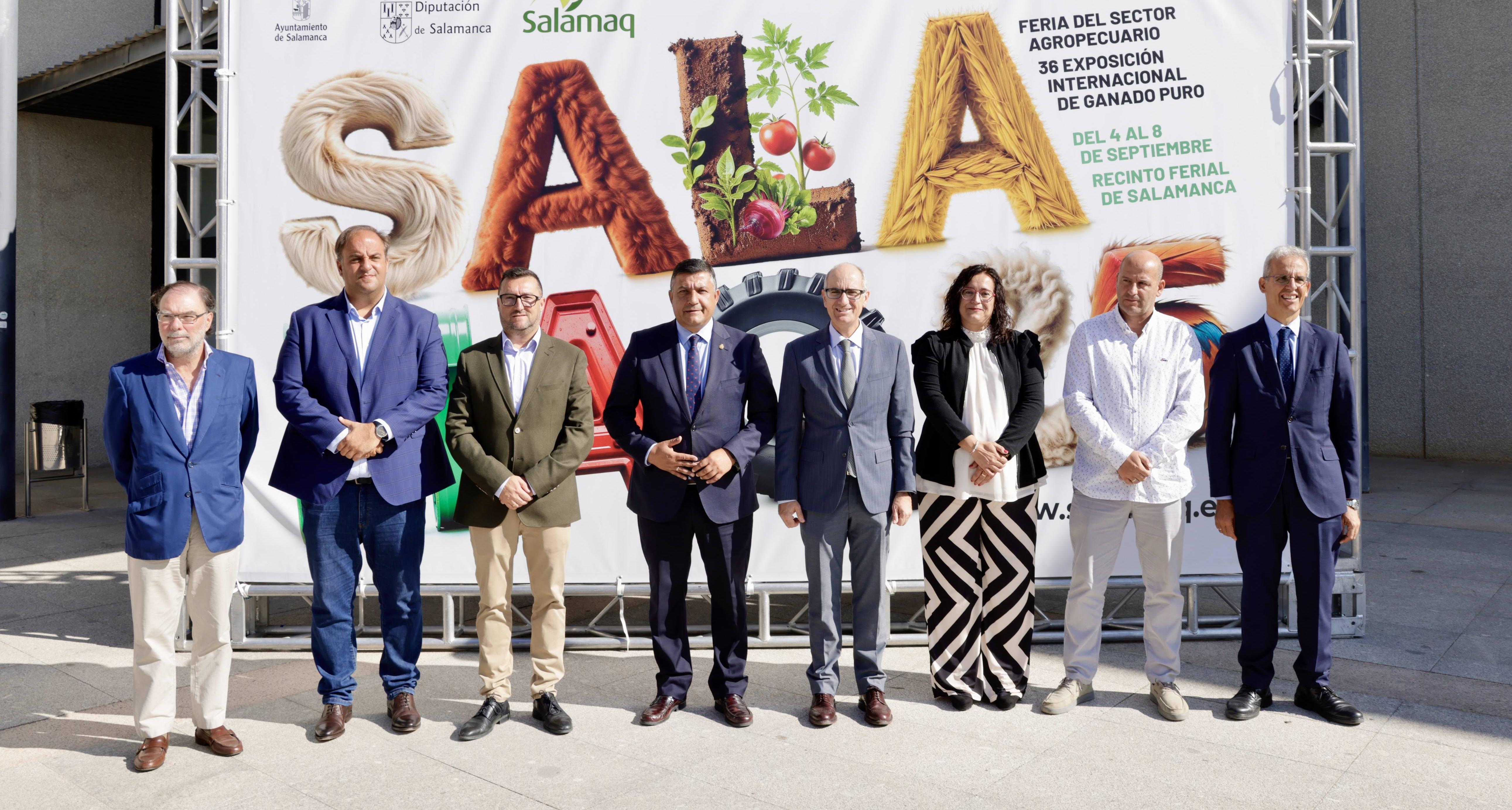 Foto de familia de las autoridades participantes.