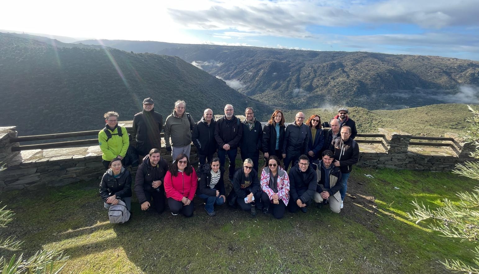 Foto de familia de autoridades y participantes en la Ruta Corta del Camino de Hierro.