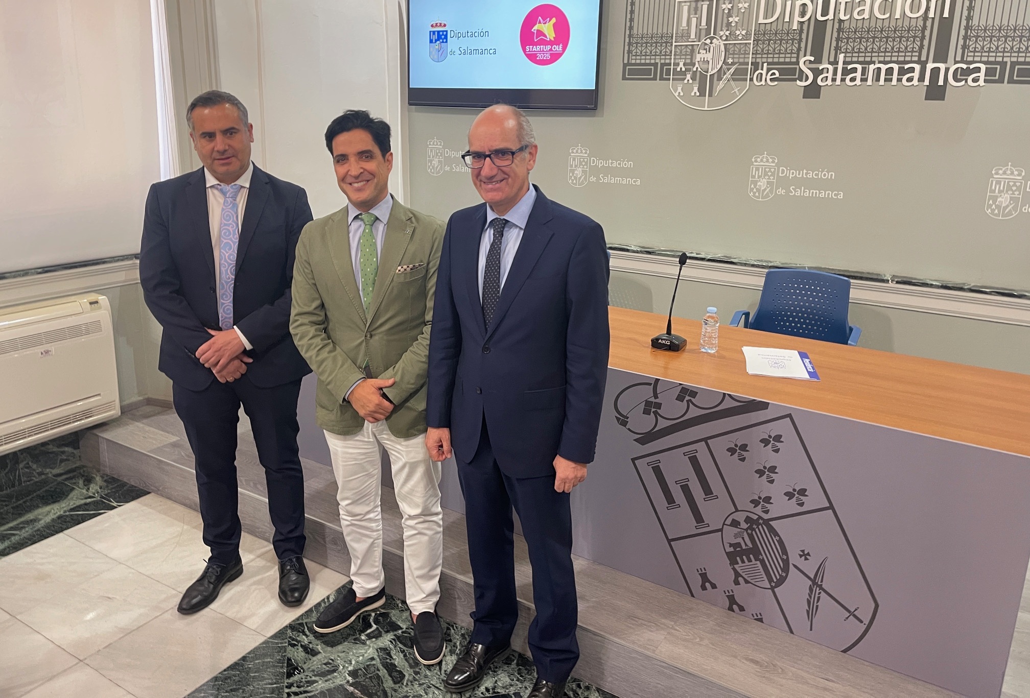 El presidente de la Diputación, Javier Iglesias, el CEO de Startup Olé, Emilio Corchado y el diputado de Empleo, Antonio Labrador.
