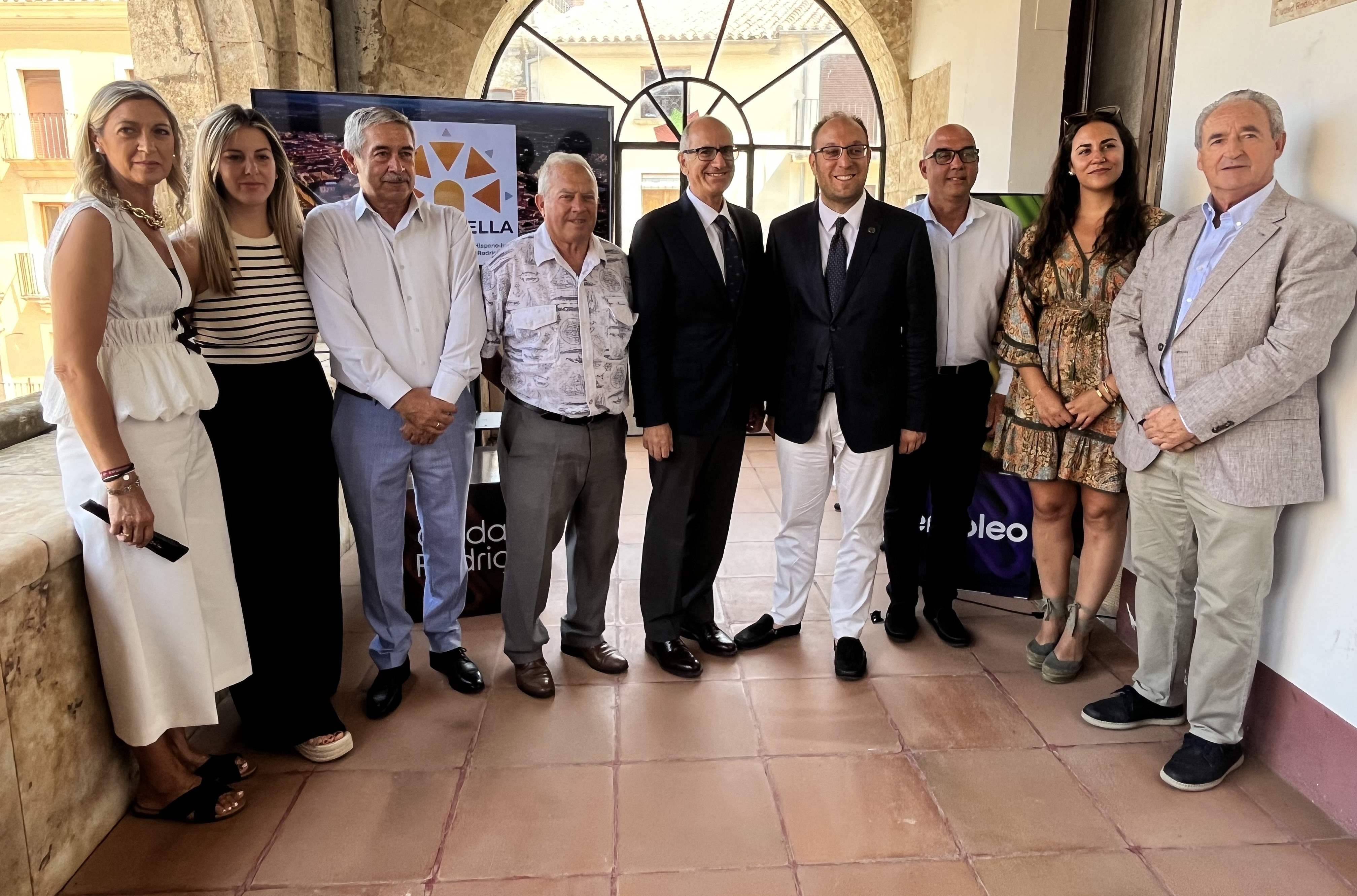 Autoridades asistentes a la inauguración.