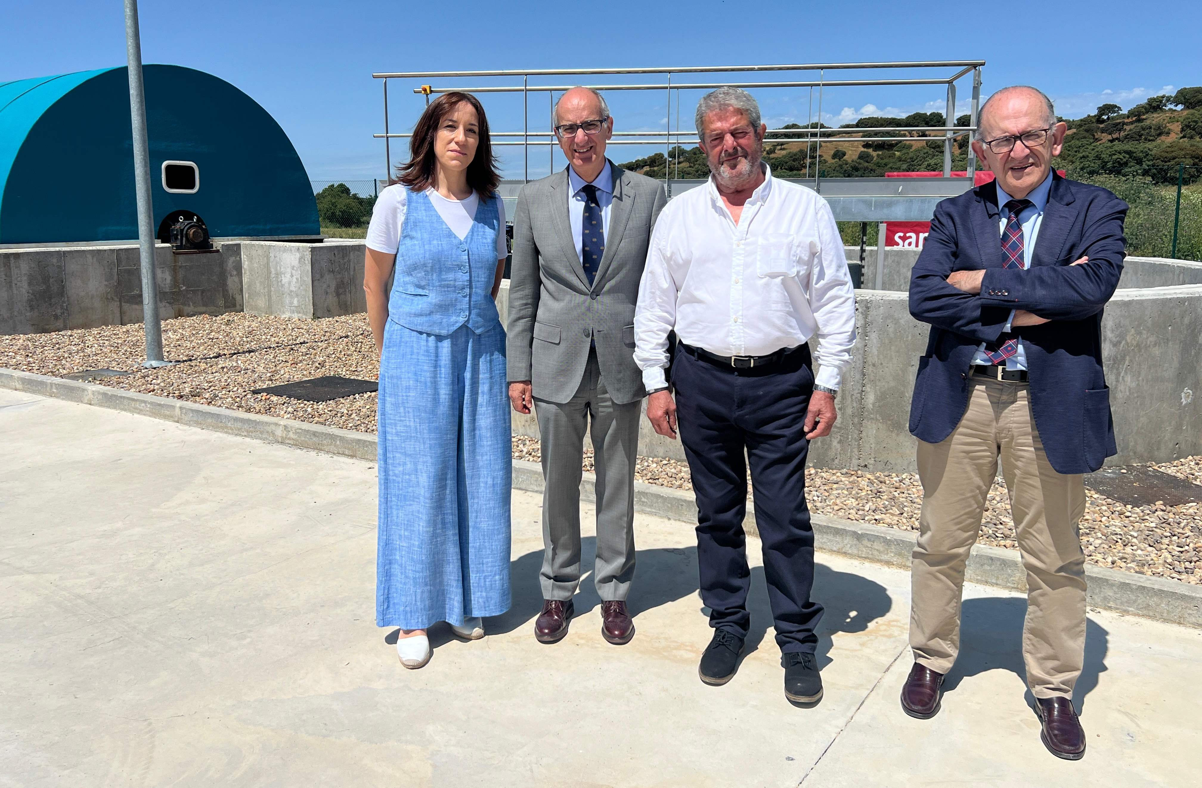 El presidente de la Diputación de Salamanca, Javier Iglesias, la diputada de Medio Ambiente, Pilar Sánchez, el director general de Infraestructuras y Sostenibilidad Ambiental, José Manuel Jiménez y el alcalde del municipio, Ciriaco Tardáguila.
