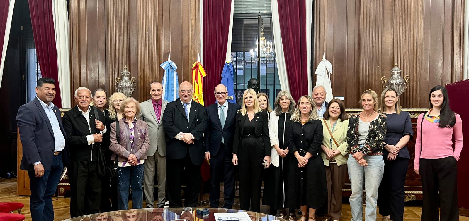 Foto de familia de delegación de Salamanca, Legislatura de Buenos Aires y Junta Directiva Casa de Salamanca.