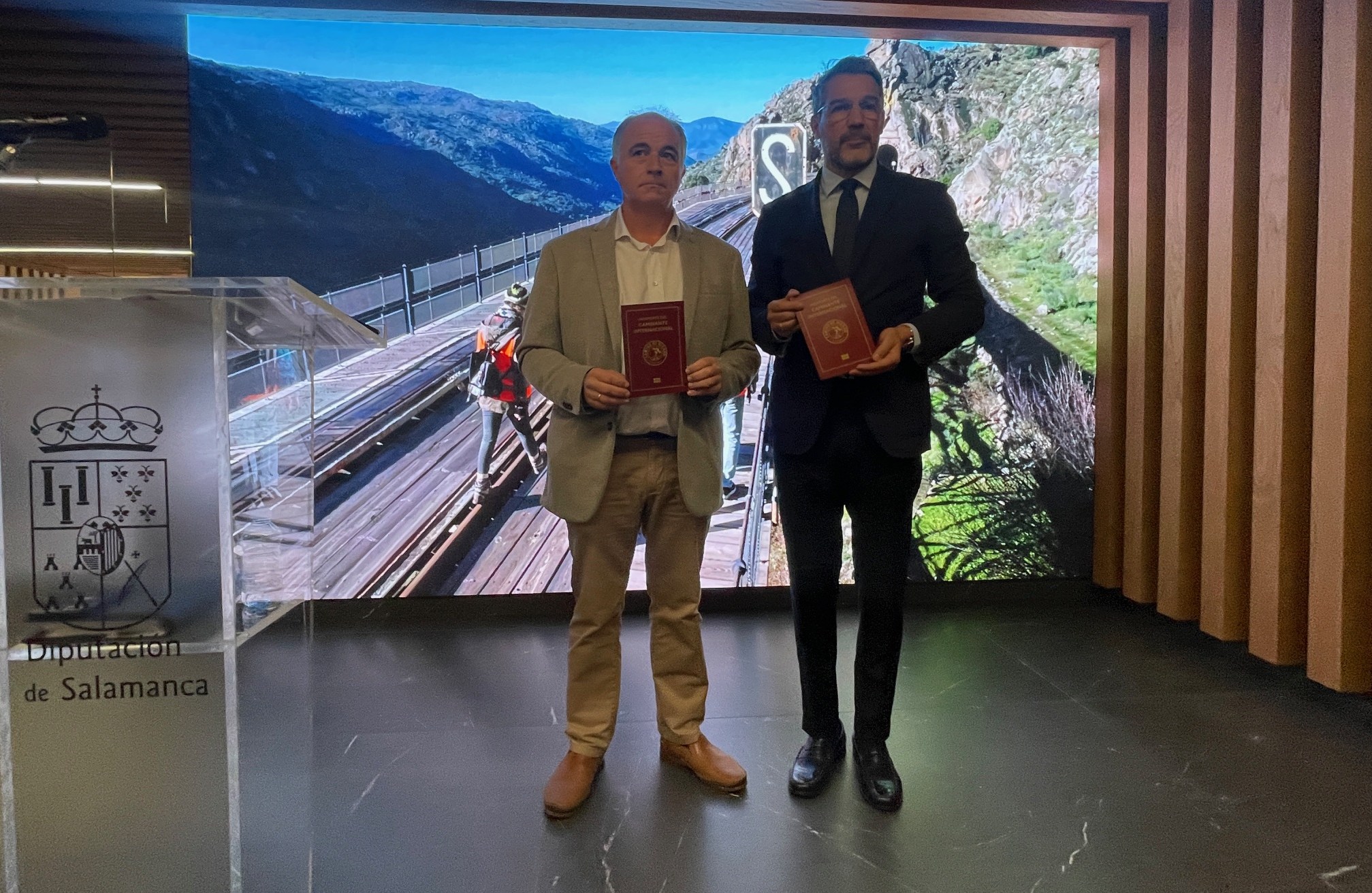 Los diputados de turismo, Juan Carlos Zaballos, y de educación y patrimonio, Ángel Peralvo, en la presentación. 
