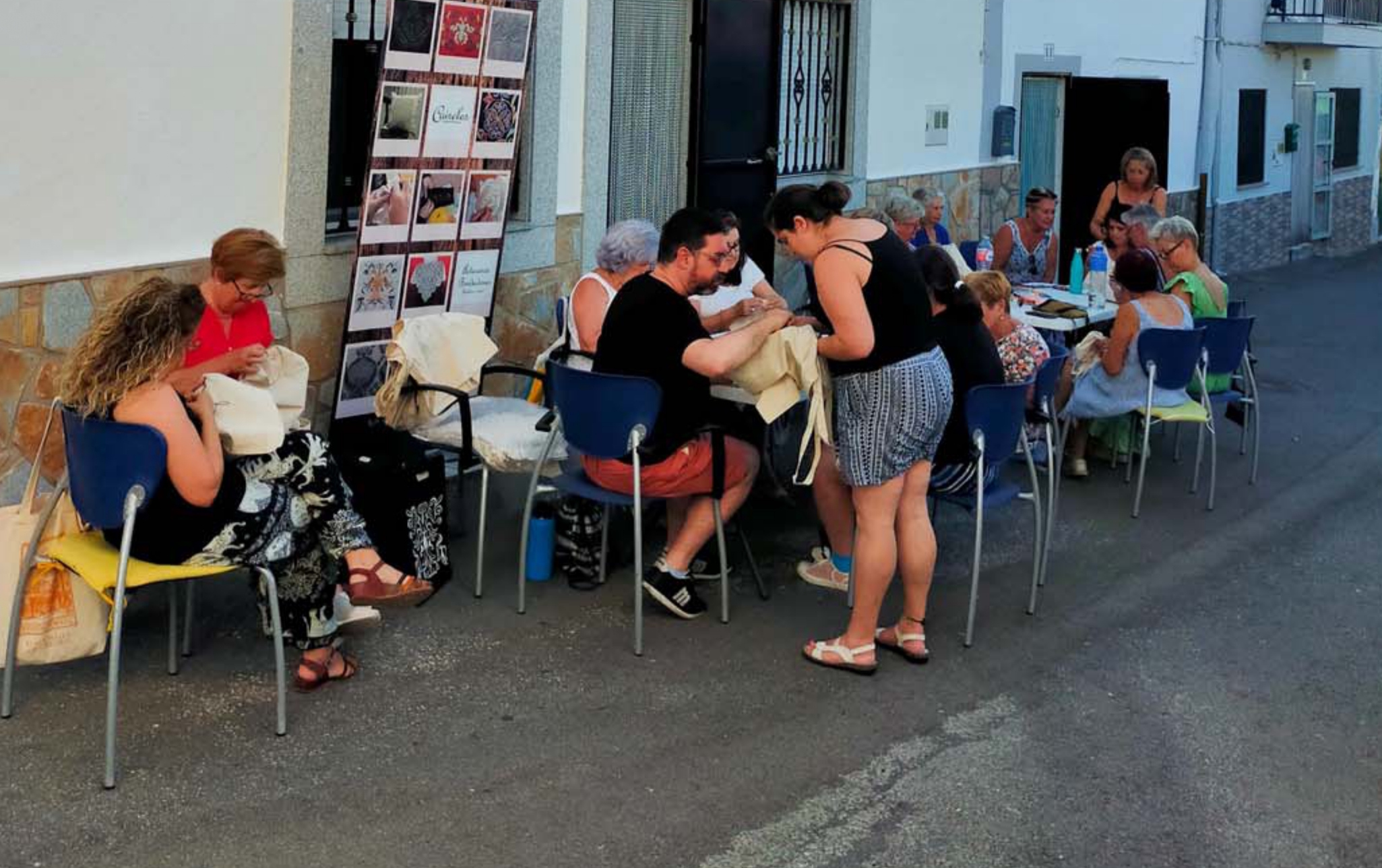 La Diputación impulsa la creatividad y la convivencia en 18 municipios con los talleres de bordado 