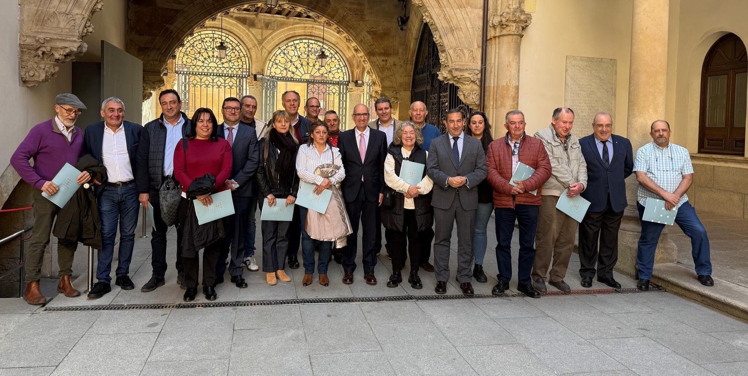 La Diputación de Salamanca y la Junta de Castilla y León entregan los inventarios de bienes a una veintena de municipios