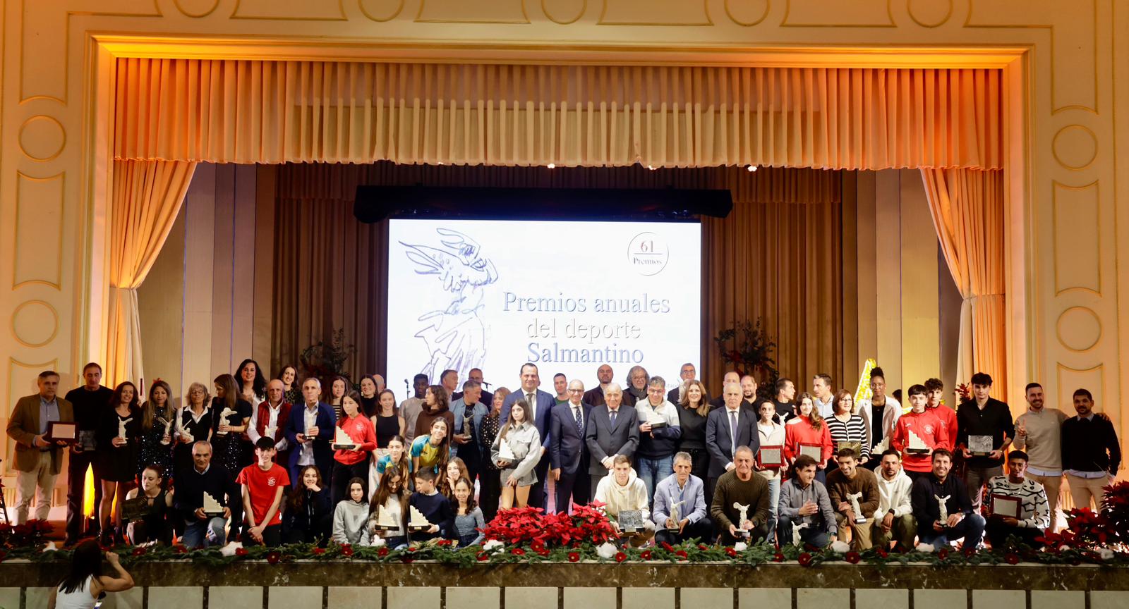 Foto grupal de los premiados en 2025