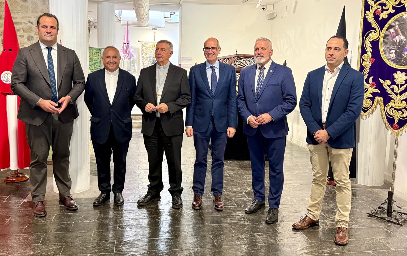 Autoridades en la presentación de la exposición