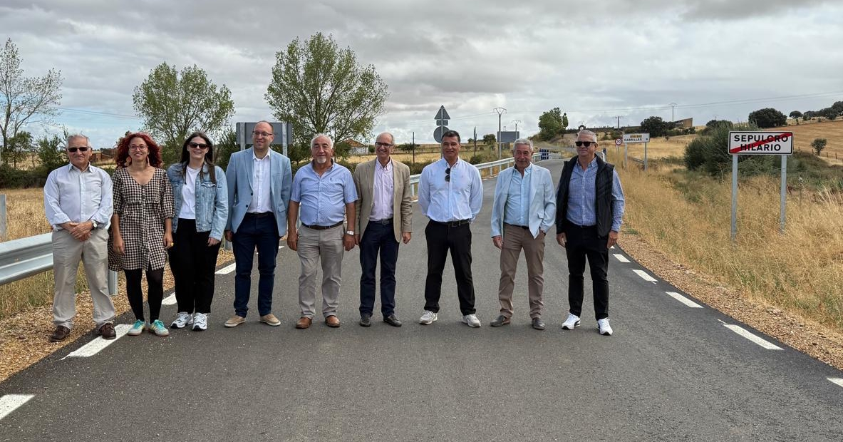 Autoridades en la visita a la carretera DSA-342