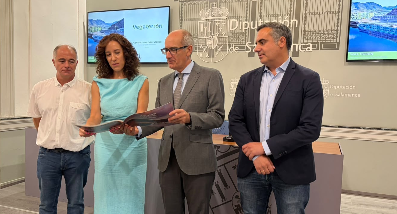 Representantes políticos durante la presentación